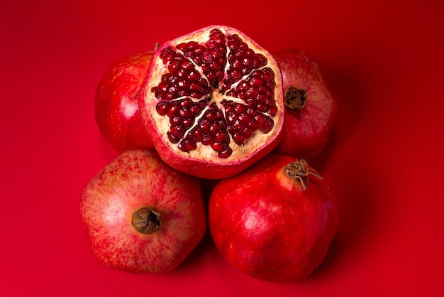 Zoete granaatappel op rode achtergrond