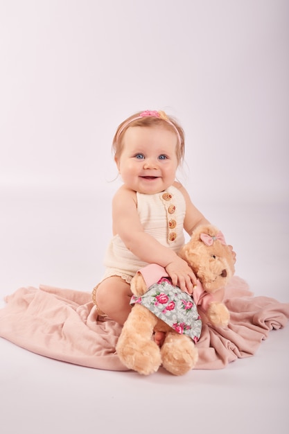 Zoete grappige baby met teddybeer