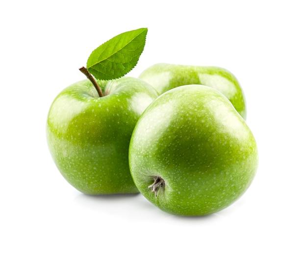 Zoete groene appels met bladeren op een witte achtergrond