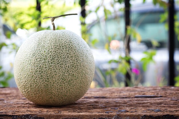 Zoete groene meloen op houten tafel met kopie ruimte.