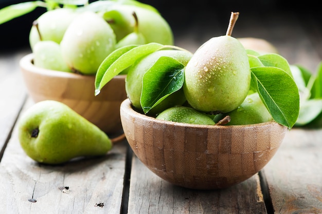 Zoete groene peren op de houten tafel