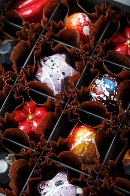 Zoete handgemaakte bonbons in een doos. De kunst van chocolade