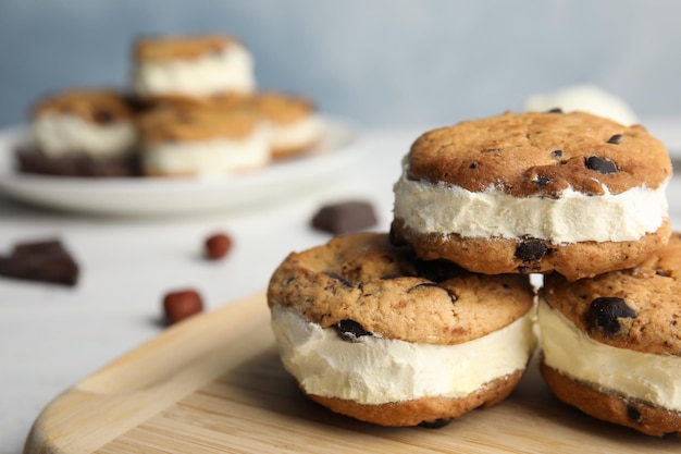 Zoete heerlijke ijs koekjes sandwiches op tafel close-up Ruimte voor tekst