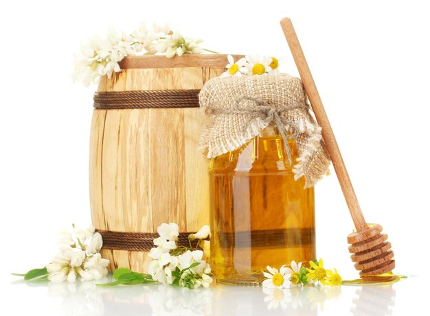 Zoete honing in vat en pot met acacia bloemen geïsoleerd op wit