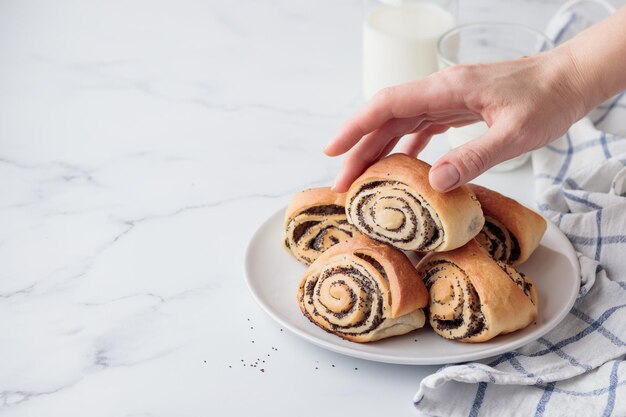 Zoete huisgemaakte maanzaadbroodjes met melk