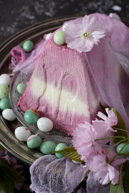 Foto zoete kaas orthodoxe paas op de achtergrond van paarse sakura traditioneel voedsel