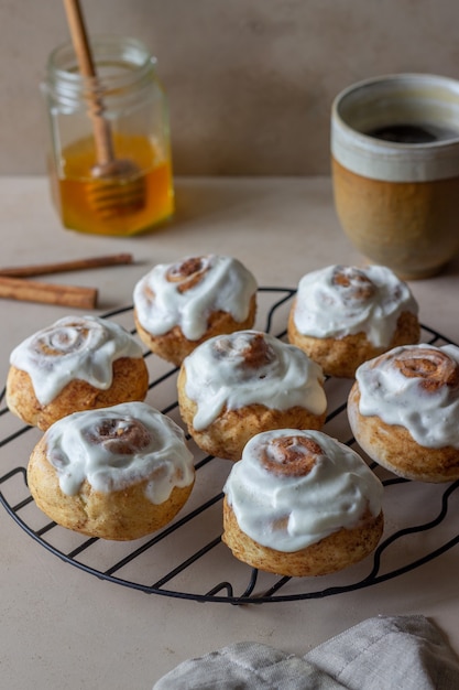 Zoete kaneelbroodjes met glazuur. Gebak. Ontbijt.