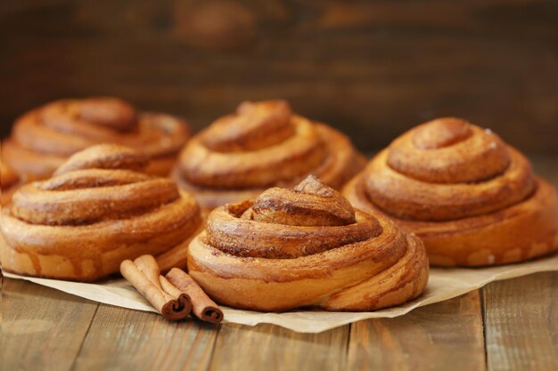 Foto zoete kaneelrolletjes op een houten tafel