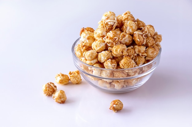 Zoete karamel popcorn in glazen kom