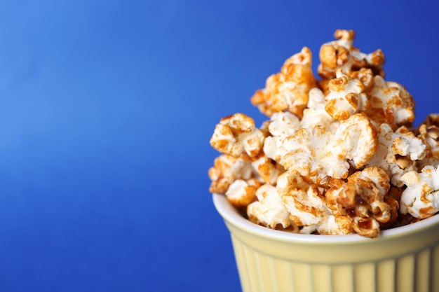 Zoete karamelpopcorn op blauwe achtergrond