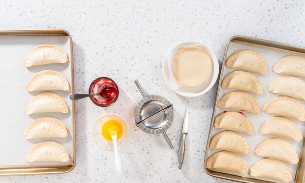 Zoete kersen empanadas in de friteerder