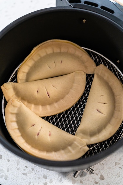 Zoete kersen empanadas in de friteuse