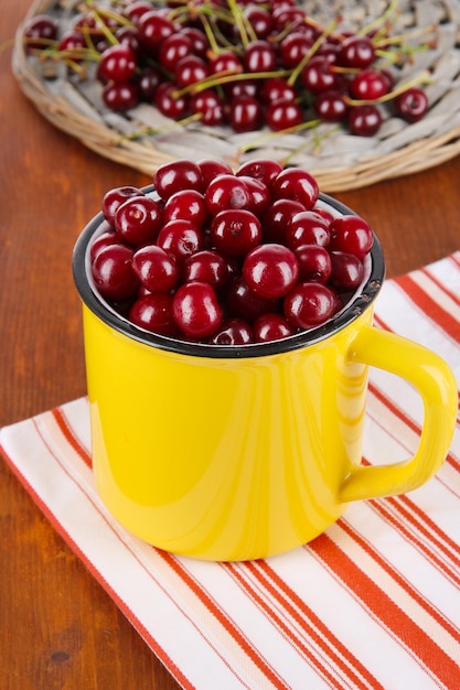 Zoete kersen in een beker op tafel close-up