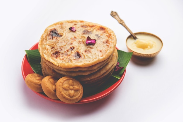 Foto zoete khoya roti of peda chapati paratha gemaakt met verdikte roommelk of khoa chowa mawa