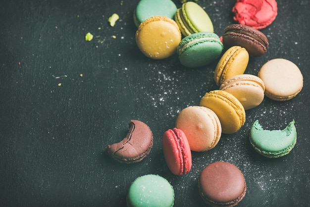 Zoete kleurrijke Franse makaronkoekjes variëteit met suikerpoeder