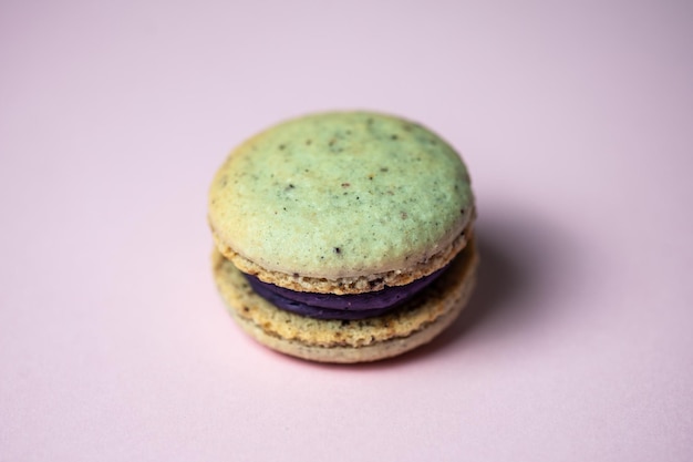 Zoete kleurrijke macarons geïsoleerd op witte achtergrond Lekkere kleurrijke macarons Foto van hoge kwaliteit