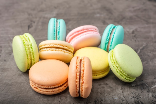 Zoete kleurrijke macarons op donkere achtergrond