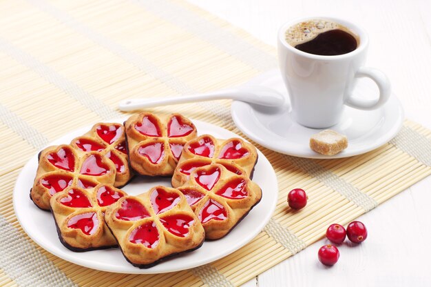 Zoete koekjes met jam en cranberry en kopje koffie