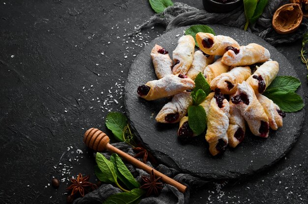 Zoete koekjes met kersenjam Bakken Bovenaanzicht gratis kopieerruimte