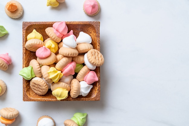 Zoete koekjes met kleurrijk suikerglazuur