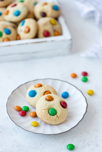 Zoete koekjes met kleurrijke snoepjes