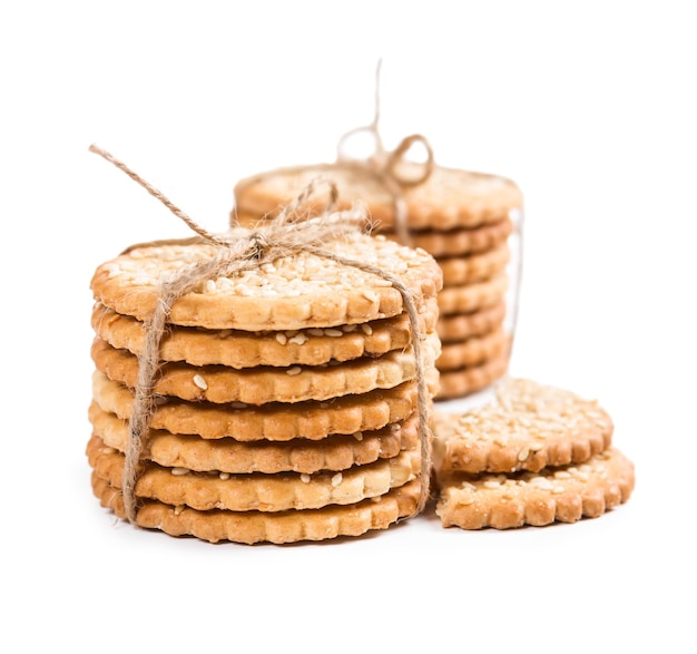 Zoete koekjes met sesamzaadjes geïsoleerd op een witte achtergrond