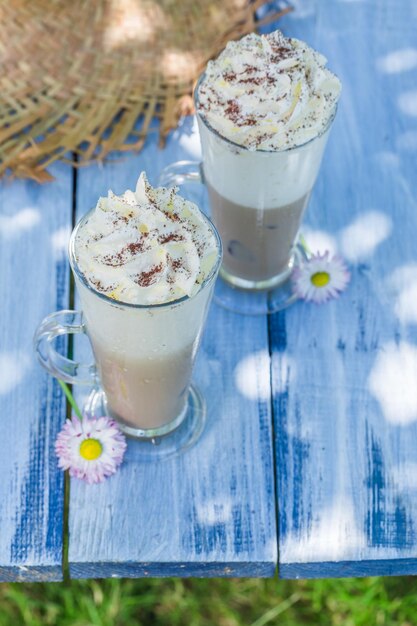 Zoete koffie met room op zonnige dag