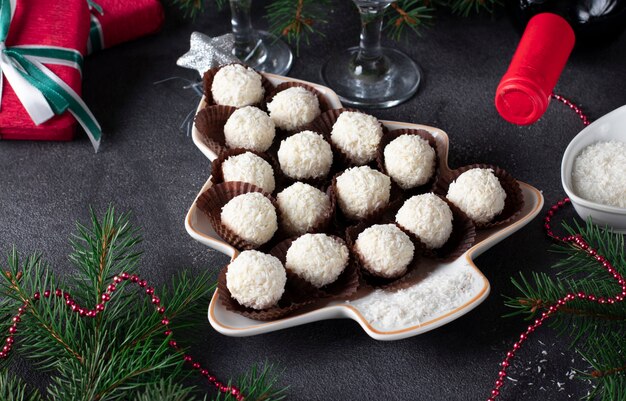 Zoete kokosnoot rafaello snoepjes geserveerd in bord als kerstboom. Detailopname