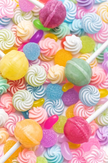 Zoete lollies en snoepjes op witte achtergrond