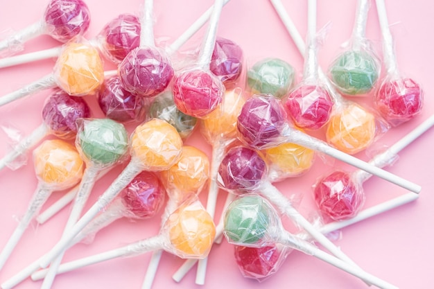 Zoete lollies op roze achtergrond