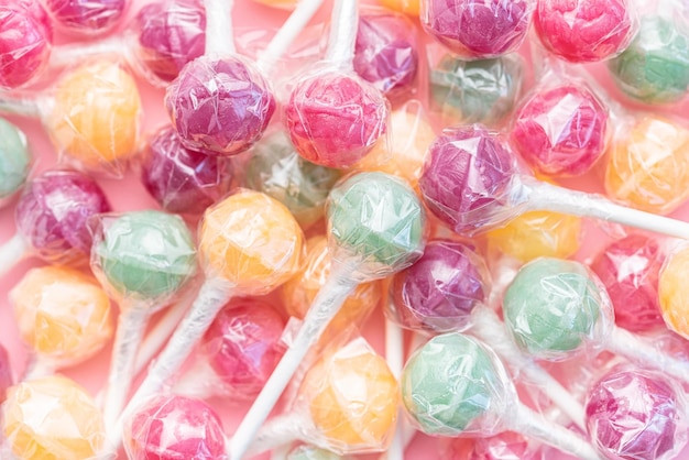 Zoete lollies op roze achtergrond