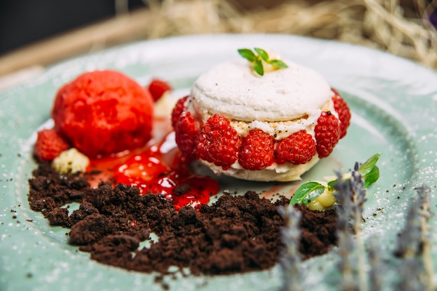 Foto zoete luchtige dessertcake met bosbessen en munt