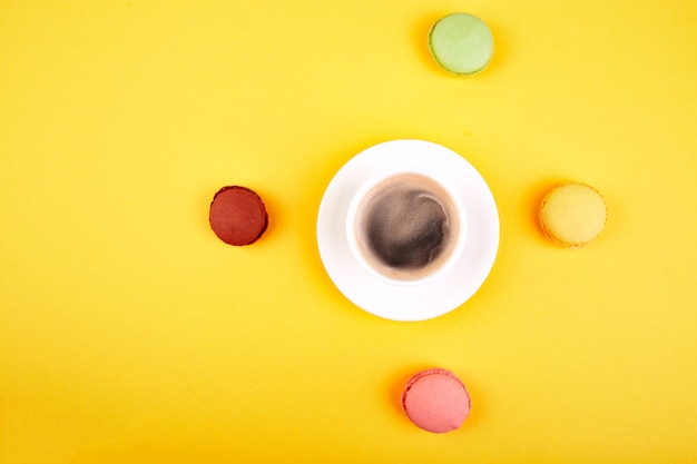 Zoete macarons met koffiekopje