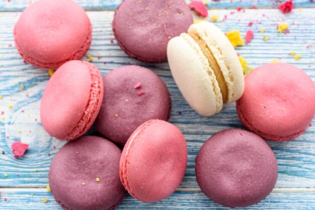 Zoete macarons op een blauwe achtergrond Trendy cakes