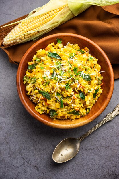 Zoete maïs Upma makai rava uppittu gemaakt met of zonder semolina gezond Indiase ontbijt