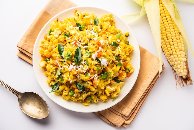 Zoete maïs Upma makai rava uppittu gemaakt met of zonder semolina gezond Indiase ontbijt