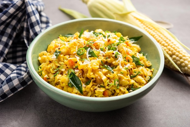 Zoete maïs Upma makai rava uppittu gemaakt met of zonder semolina gezond Indiase ontbijt
