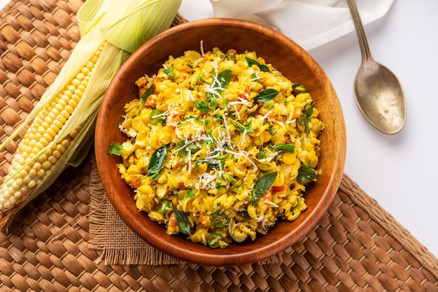 Zoete maïs Upma makai rava uppittu gemaakt met of zonder semolina gezond Indiase ontbijt