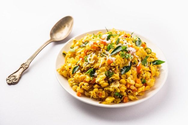 Zoete maïs Upma makai rava uppittu gemaakt met of zonder semolina gezond Indiase ontbijt