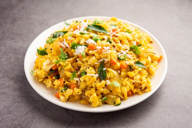 Zoete maïs Upma makai rava uppittu gemaakt met of zonder semolina gezond Indiase ontbijt