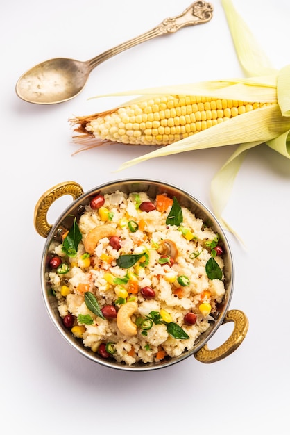 Zoete maïs Upma makai rava uppittu gemaakt met of zonder semolina gezond Indiase ontbijt