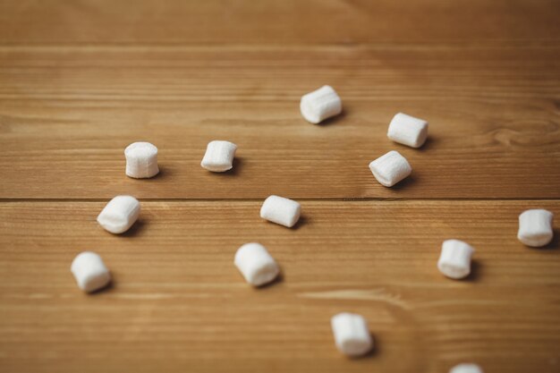 Zoete marshmallow op houten tafel