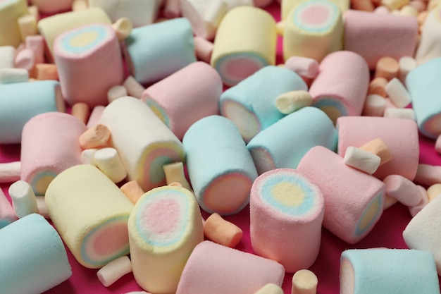 Foto zoete marshmallow op roze oppervlak