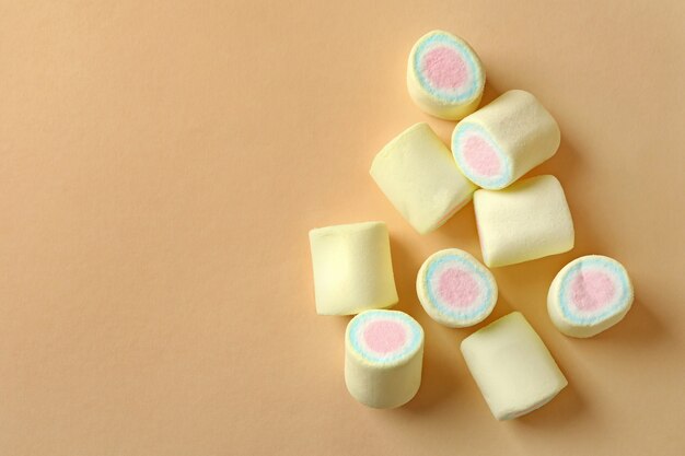 Zoete marshmallows op beige achtergrond