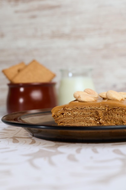 Zoete melkcake op witte achtergrond met melk en koekjes