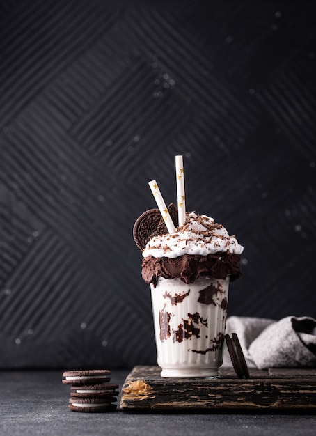 Zoete milkshake met slagroom