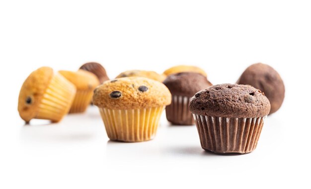 Foto zoete muffins cupcakes met chocolade geïsoleerd op een witte achtergrond