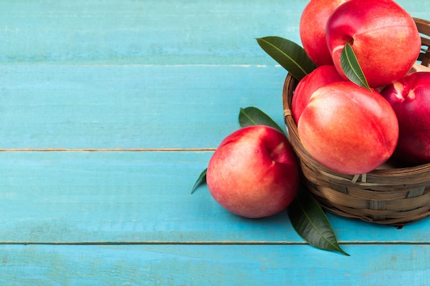 Zoete nectarine op houten achtergrond