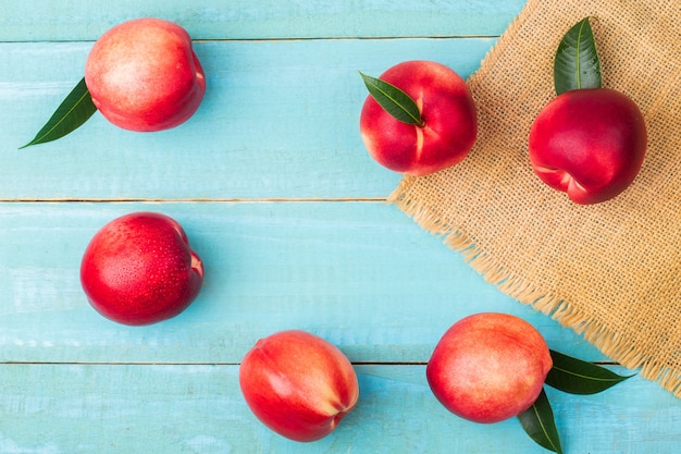 Zoete nectarine op houten achtergrond.