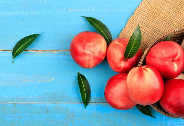 Zoete nectarine op houten tafel